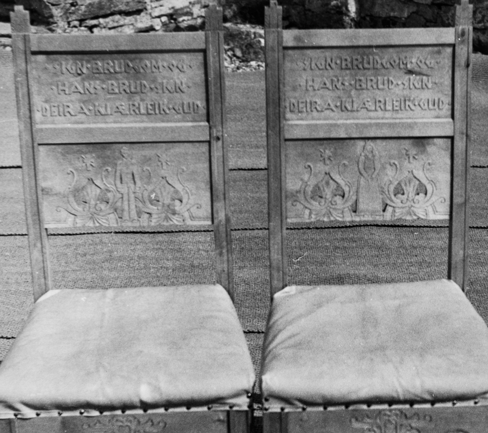 Leirfjord, Fagervika. To brudestoler til Nesna kirke, skåret ut av kunstner og treskjærer, Paul Køllersen.