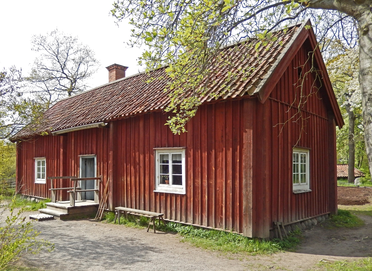 Statarlängan på Skansen är en timrad byggnad i en våning, troligen uppförd omkring år 1800. Fasaden är klädd med locklistpanel och målad med röd slamfärg. Byggnaden har sadeltak, klätt med enkupigt lertegel. Skorstenarna är två, murade av tegel, placerade i takfallet mot baksidan.

Statarlängan flyttades till Skansen 1967 från Snickartorp, beläget under Berga säteri, Åkers socken, Södermanland.