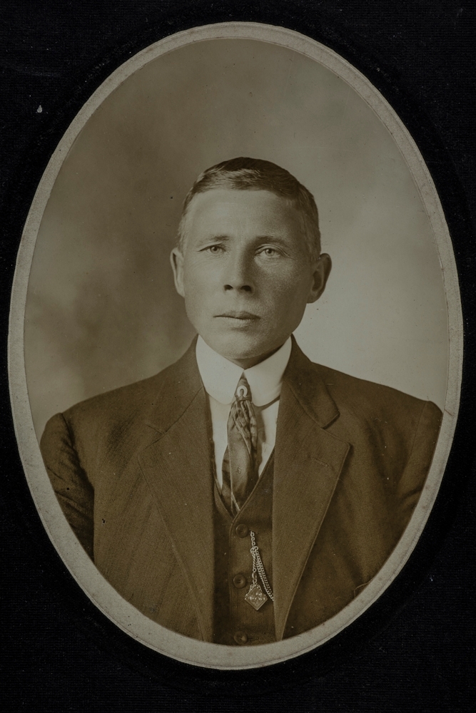 Leirfjord/Alaska, Juneau. Ukjent mann med dress, slips og klokkelenke. Mulig slektning av Julius Leland.
