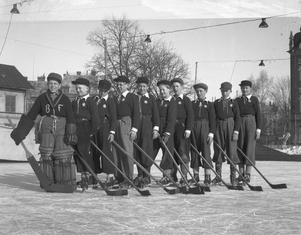 Brynäs folkskolas Fanlag segrande i ishockey, 1945.