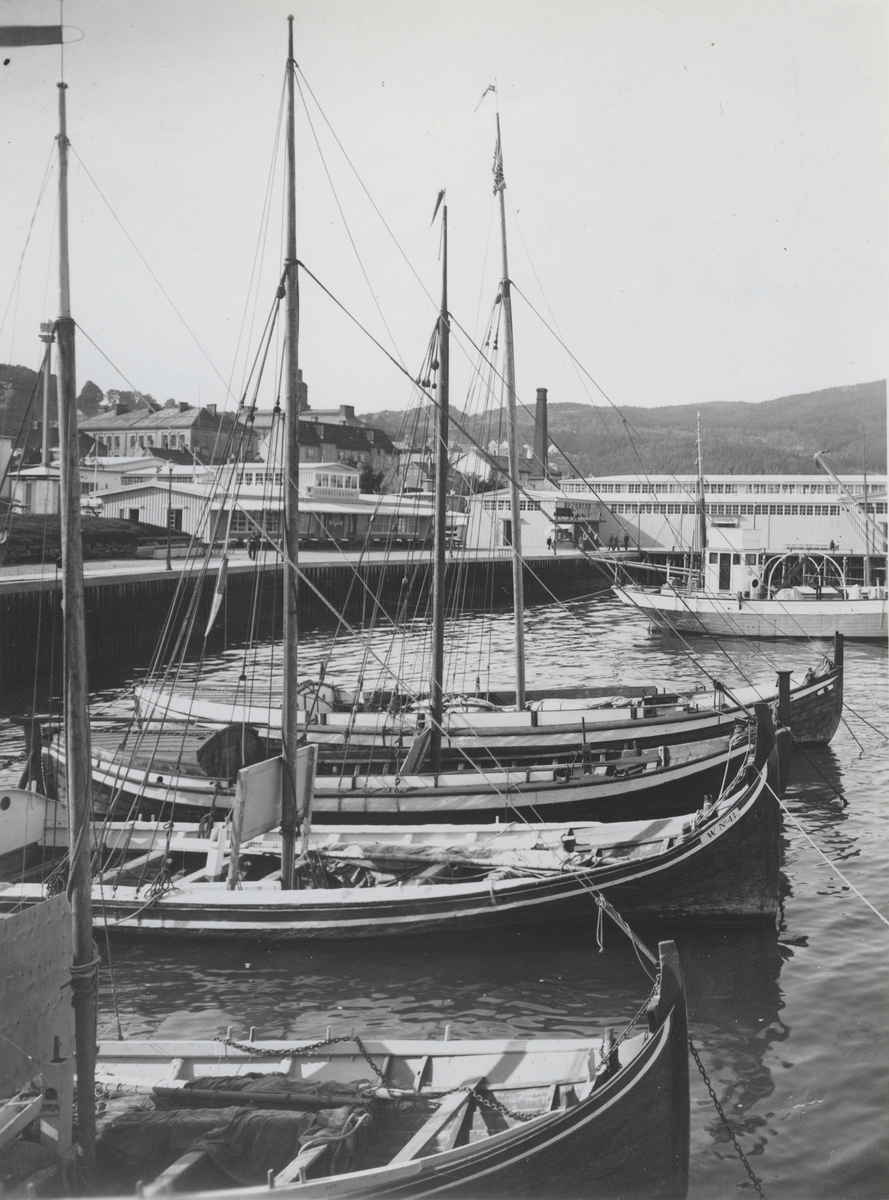 Fire gamle fiskebåter ved Trøndelagsutstillingen 1930.