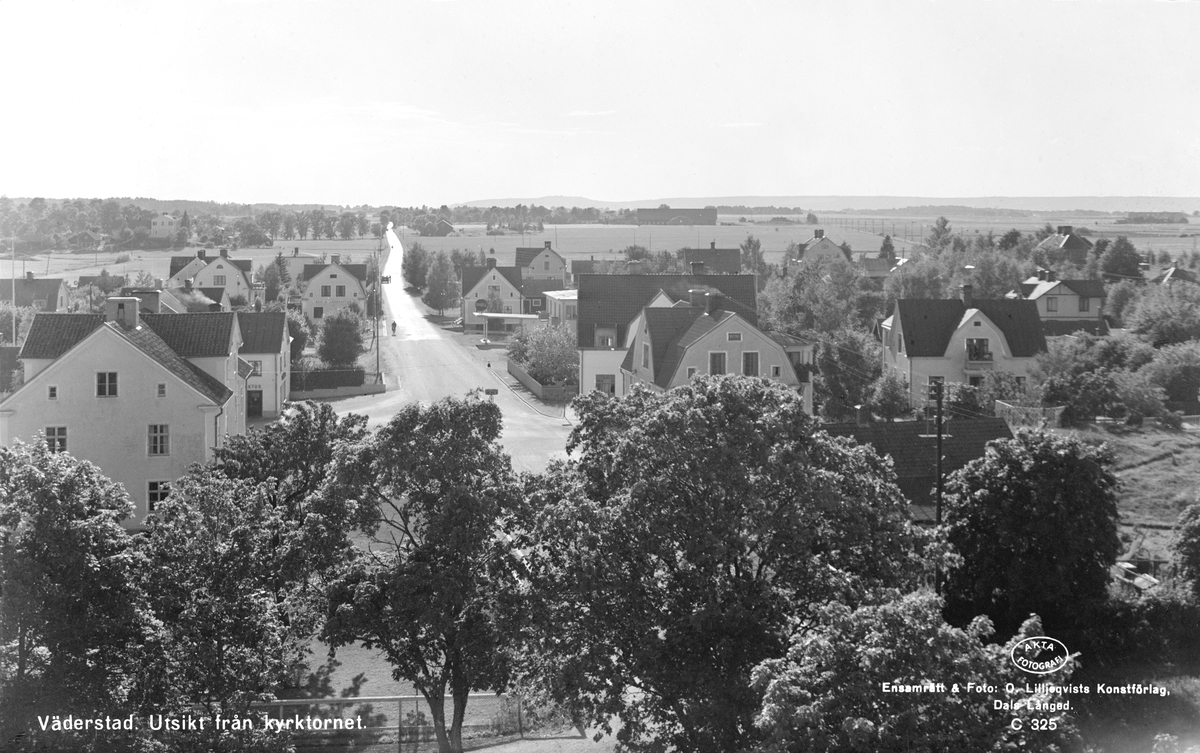 Motiv från Väderstad 1944. Utsikt från kyrktornet längs Folkungavägen västerut.