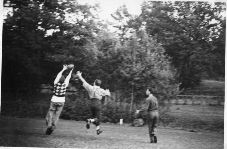 Män som möjligen spelar amerikansk fotboll, troligen på Åsavallen, Grännaberget.