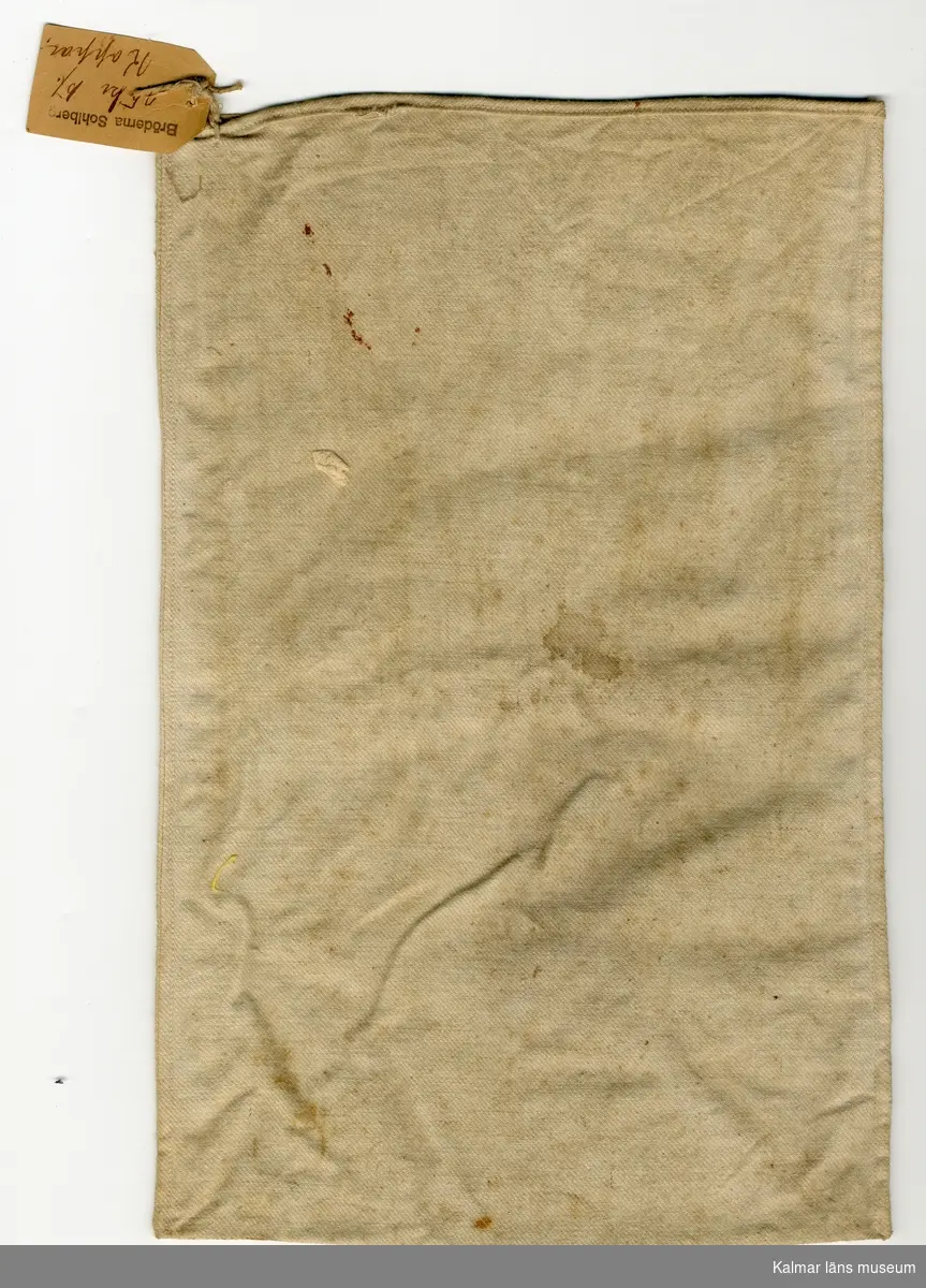 KLM 27904:16:1, Tygpåse, av textil. Påse för mynt. Hängetikett, fäst med snöre, med text, Bröderna Sohlberg 25 kr 1f  Koppar.