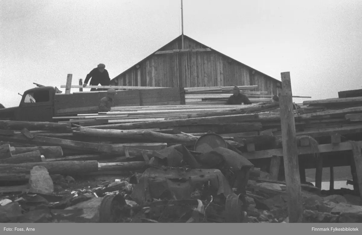 Mest sannsynlig fra Smalfjorden, i mai-juni 1947. Masse byggevarer ligger på kaia-området. (fra samme sted FBib.96005-277 og FBib.96005-278).