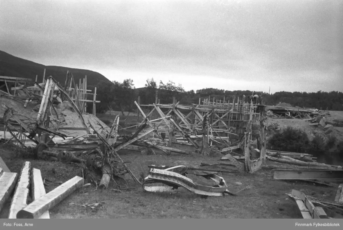 Brua under bygging, antakelig i Tana området, i august-september 1946.