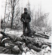 Finlandsfrivillig vid döda soldater.