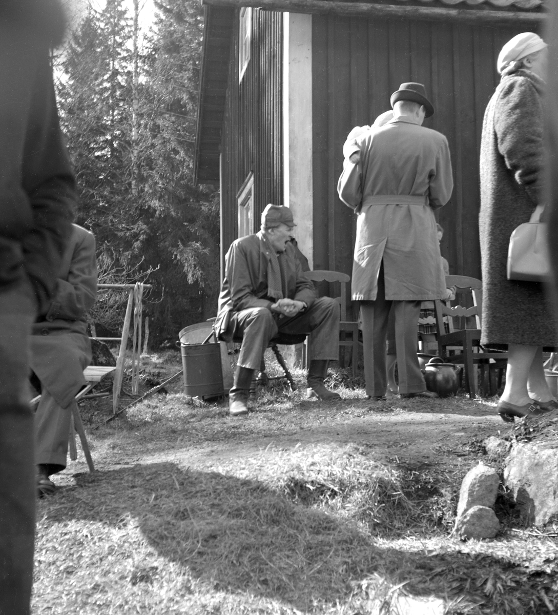 Den 15 april 1961 hölls auktion av bohaget efter förre skogsvaktaren Johan Elof Andersson i Bergstugan. Som synes tycks förättningen blivit utdragen.
