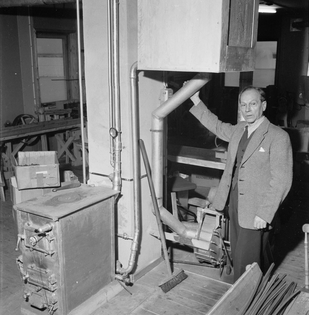 Ingenjör Helge Warrol i fabriken, Gamla Uppsala, februari 1954
