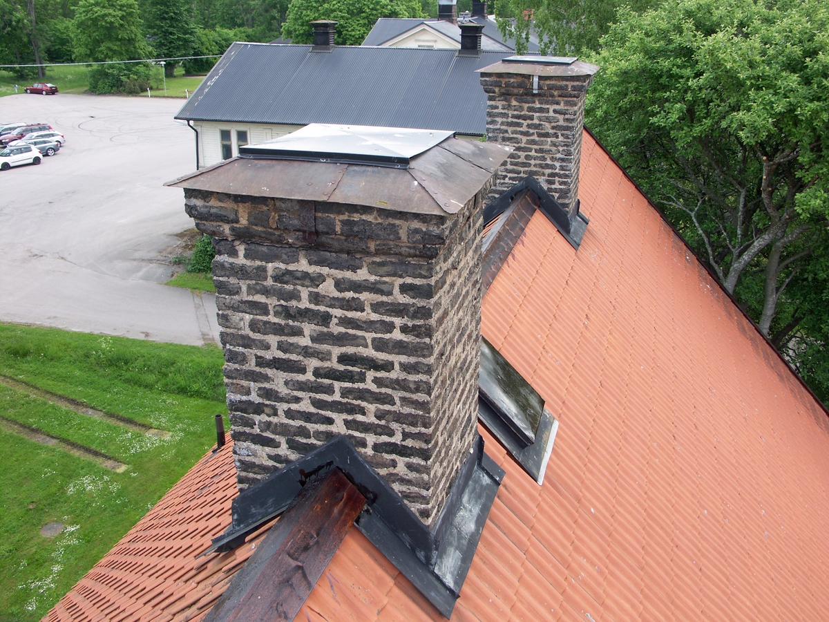 Antikvarisk besiktning, de två övriga skorstenarna på taket, tjärad nockbräda och taklucka från sydväst, Änkehuset, Söderfors, Söderfors socken, Uppland 2012.