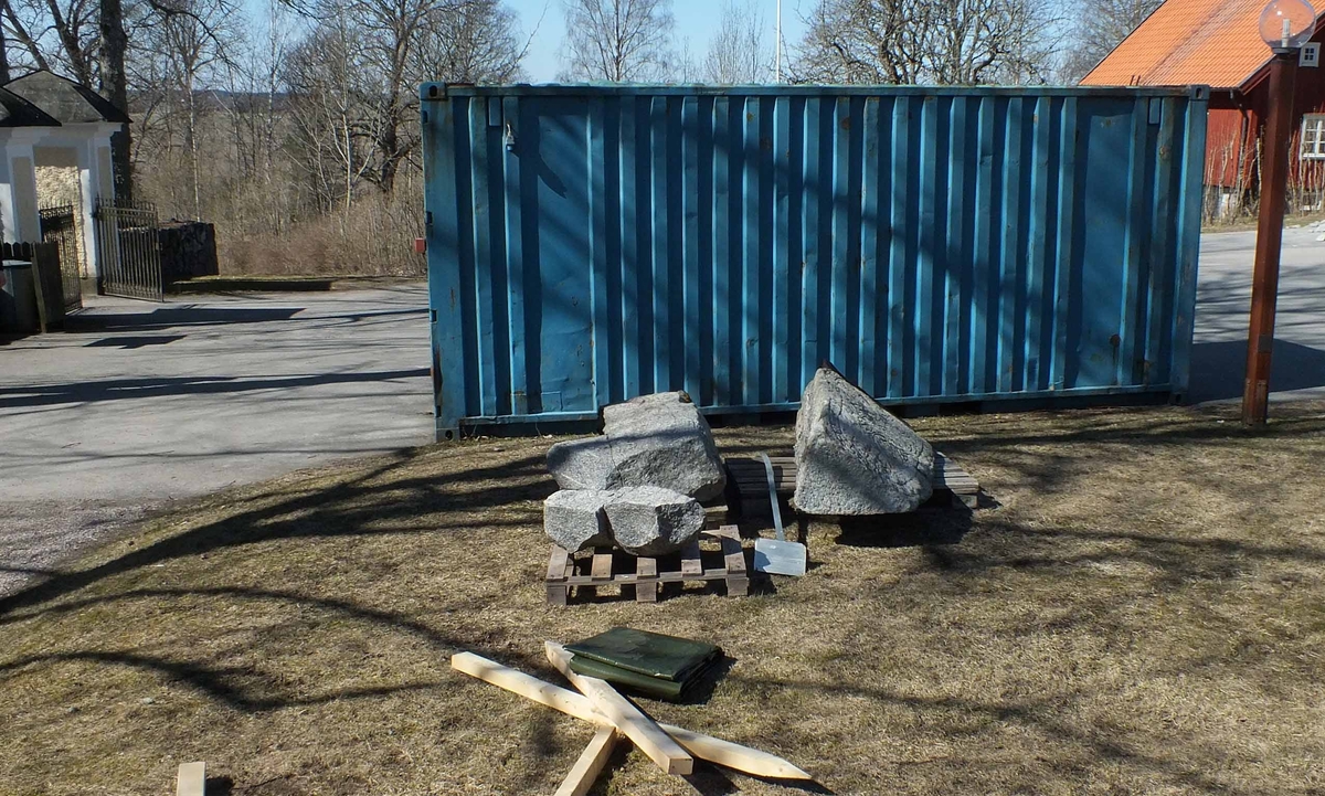 Arkeologisk kontroll, runstenarna på lastpallar nära parkeringen norr om kyrkan, Kunsta, Lena socken, Uppland 2019