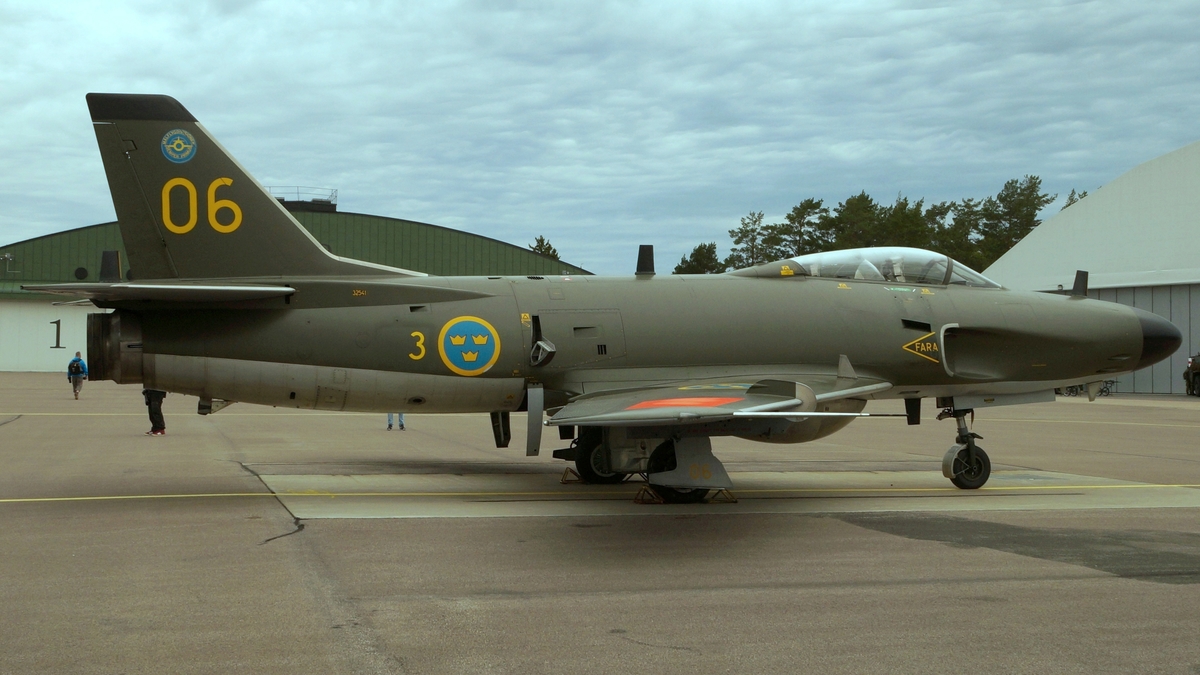 Nattjaktflygplan, J 32E
Saab 32 Lansen

Märkning: På bakkroppen kronmärke och flottiljnummer 3; på fenan kodsiffra 06.