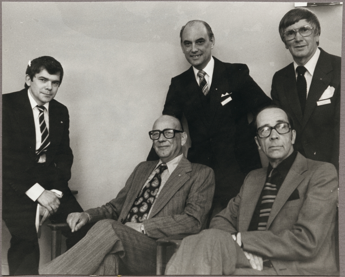 Från vänster Statsanställdas Förbunds ombudsman Gunnar Erlandsson, Arne Thomasson och Torsten Eriksson (stående), sittande Gunnar Rundgren och Billy Svedin på Stadshotellet i Eskilstuna maj 1980.