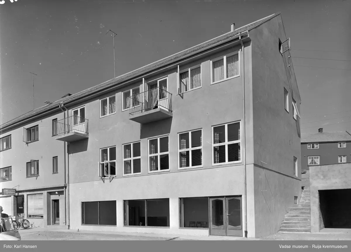 Vadsø 4.8.1960, Frelsesarmeens lokaler i Havnegata 3. Bildet er tatt mot nordvest, vest for bygget ligger Finn Aanstads forretning.