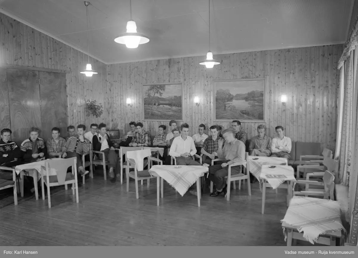 Finnmark landbruksskole, Bonakas. Bilde fra peisestua høsten 1958.