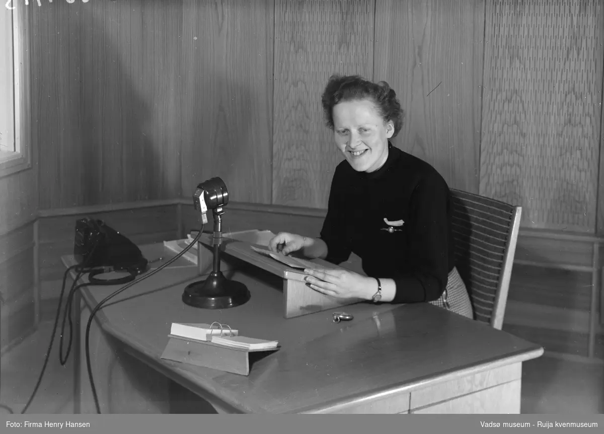 Finnmark Kringkasting, Vadsø, 1953. Programsekretær Anna Dahl Johnsen. 
Finnmark kringkasting oppført 1948-1949. Arkitekt MNAL Henrik Kjær. Bygget ble innviet 15.09.1949 
