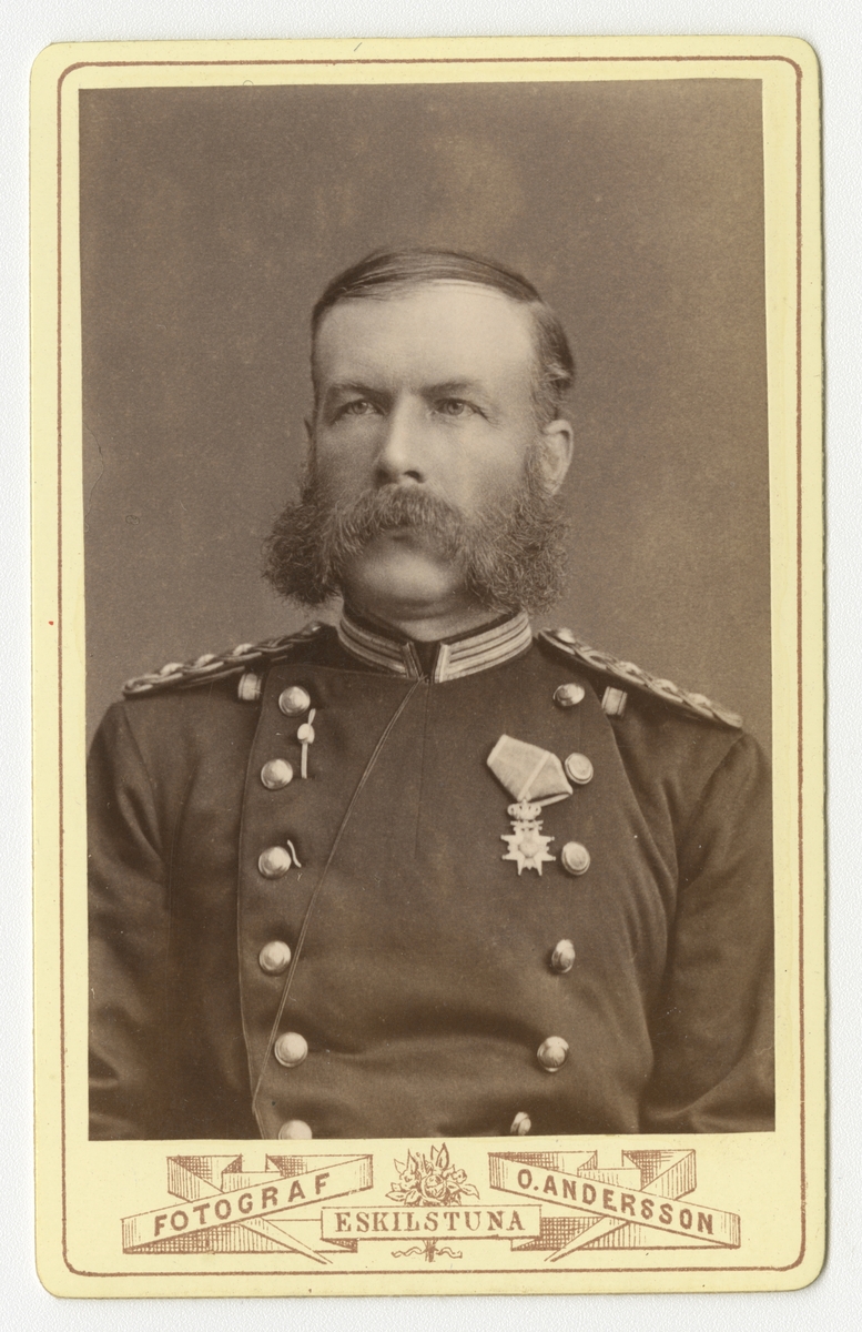 Porträtt av Ivar Daniel Wilhelm Indebetou, kapten vid Södermanlands regemente I 10.

Se även bild AMA.0009779 och AMA.0009380.