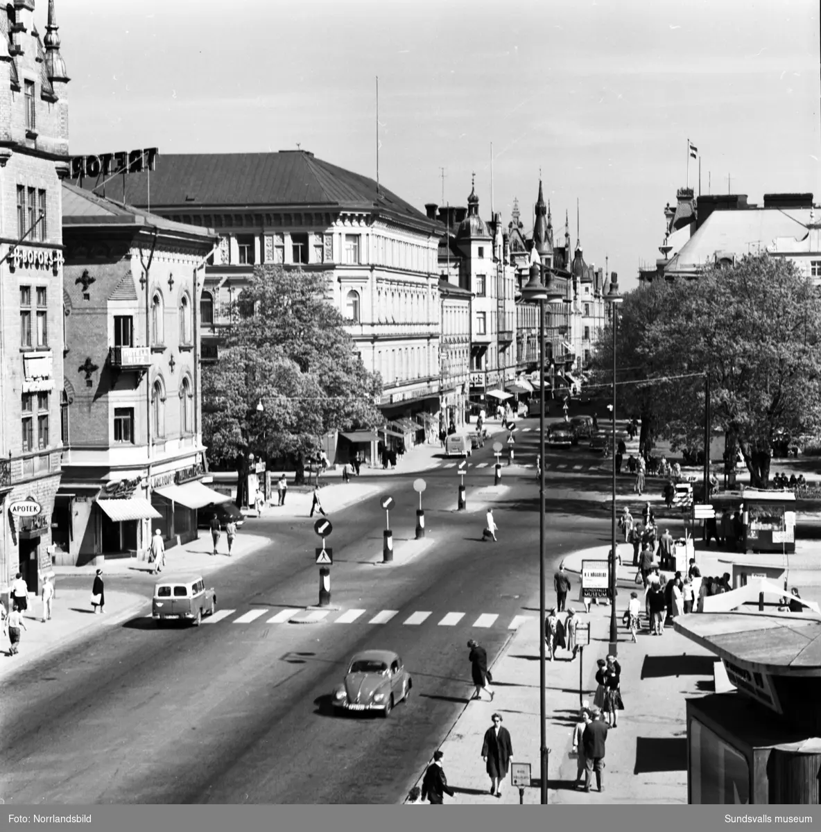 Översiktsbilder över Stora torget med omkringliggande byggnader fotograferat från Hirschska huset.