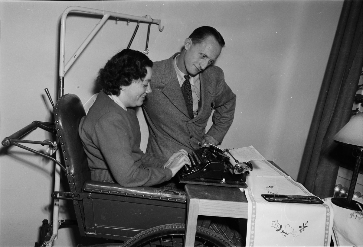 En kvinna vid skrivmaskin och en man står bredvid, Uppsala 1953
