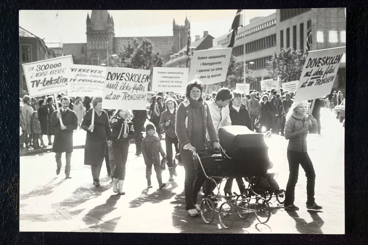 Døves dag 1979. Demonstrasjonstog i Munkegata, Trondheim.