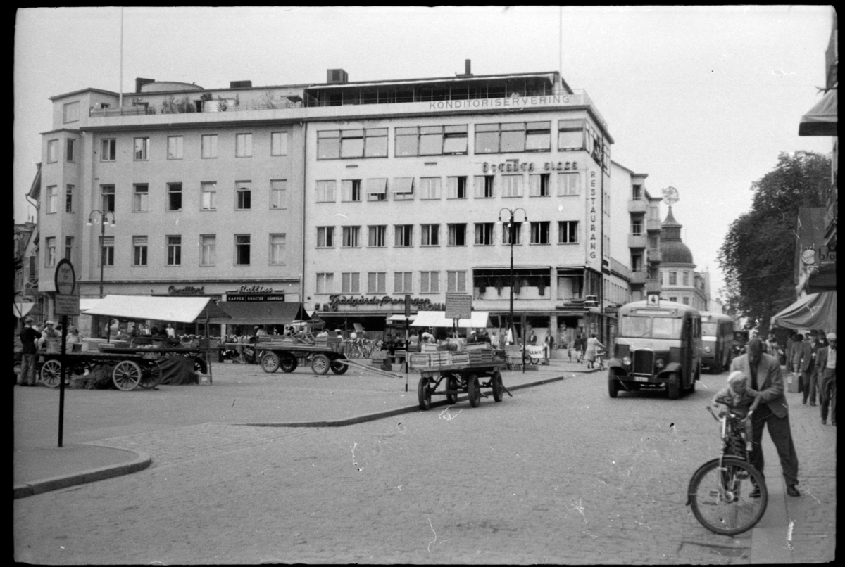 Försäljning på torget vid St:Larsgatan i Linköping. Busstrafik till höger i bild.