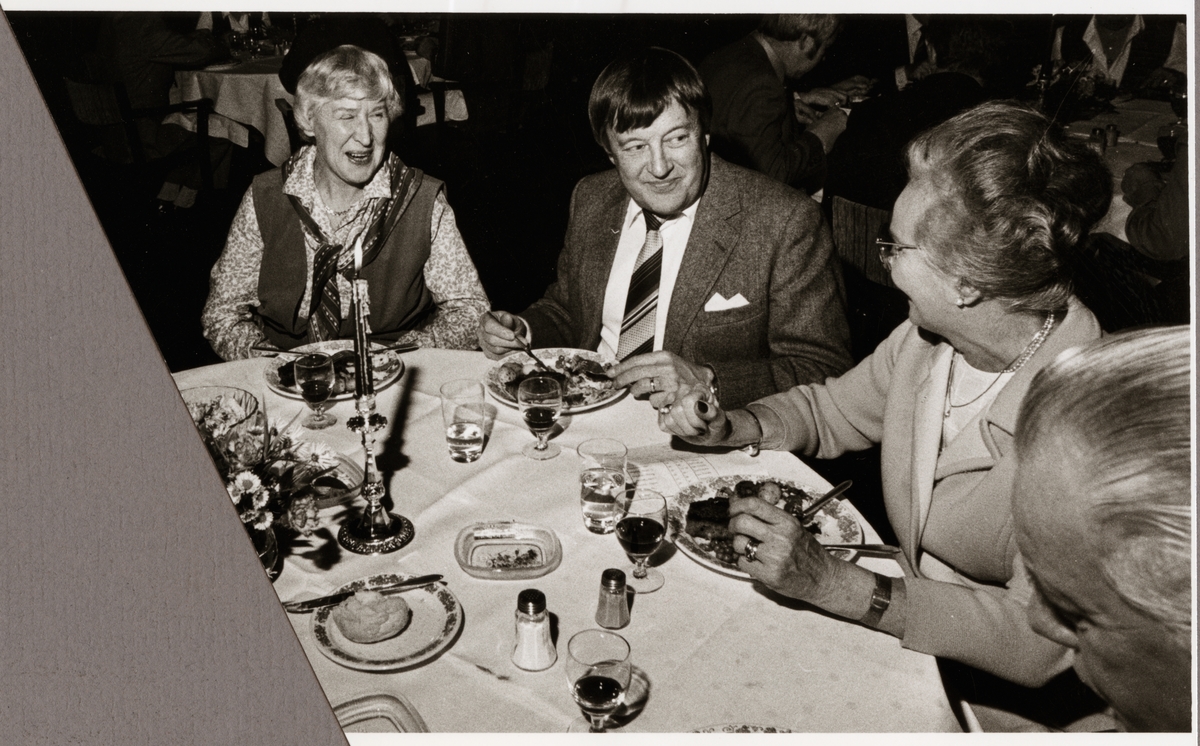 Middag för jubilarer vid Trafikaktiebolaget Grängesberg - Oxelösunds Järnvägar, TGOJ. Från vänster: Brita Ranégie, Elis Hedin, Wilma och Tore Edhborg.