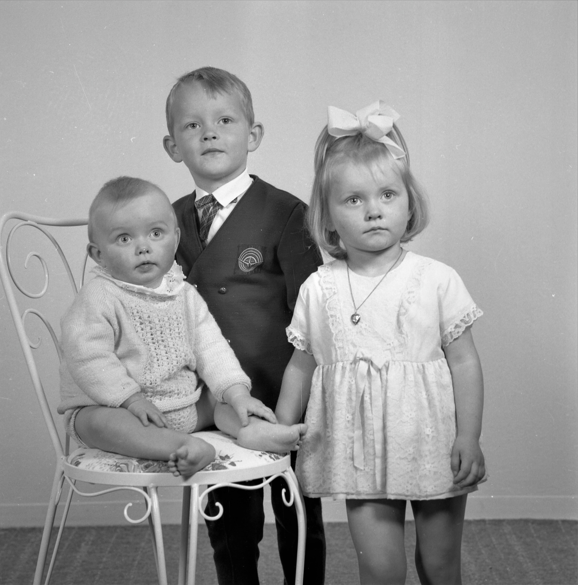 Portrett. Ung pike. Familiegruppe på tre. Ung gutt, ung pike og liten gutt. Bestilt av Olav Utvik. Røksund