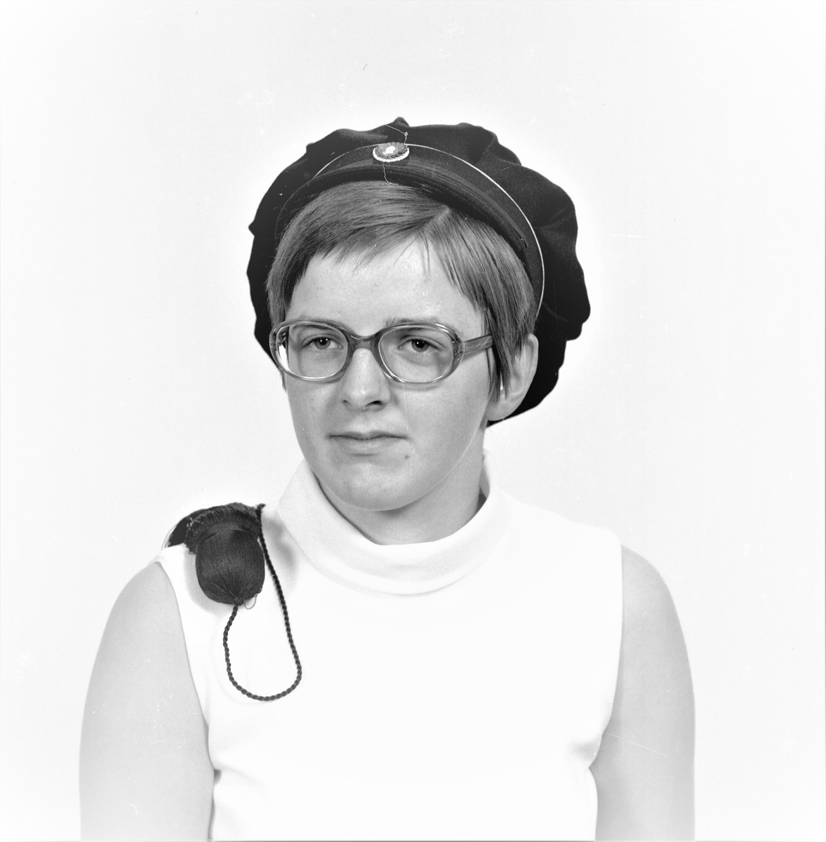 Portrett. Ung mann. Portrett. Ung kvinne med briller og studentlue. Bestilt av Eivind Risanger. Breidablikkgata 149