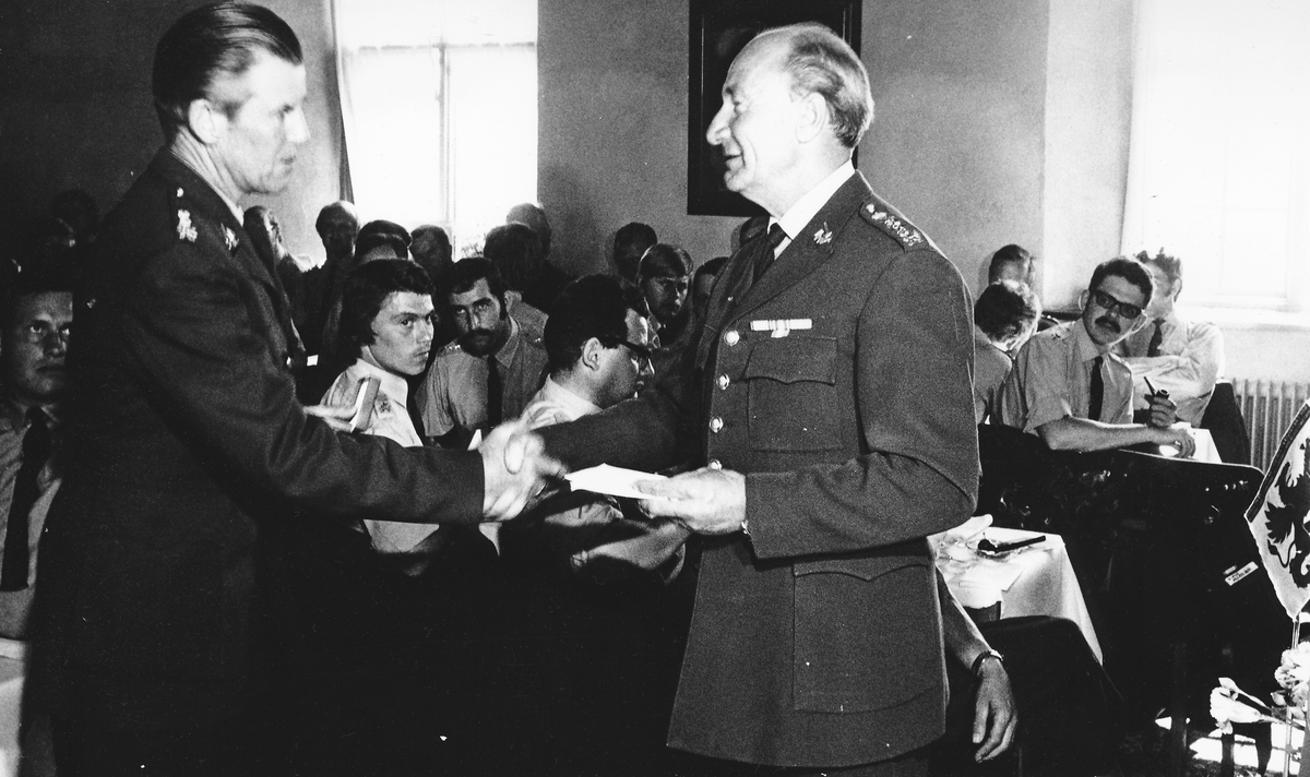 Regementschefen delar ut regementets minnesmedalj till fanjunkare Robert "Pokal-Kalle" Karlsson.