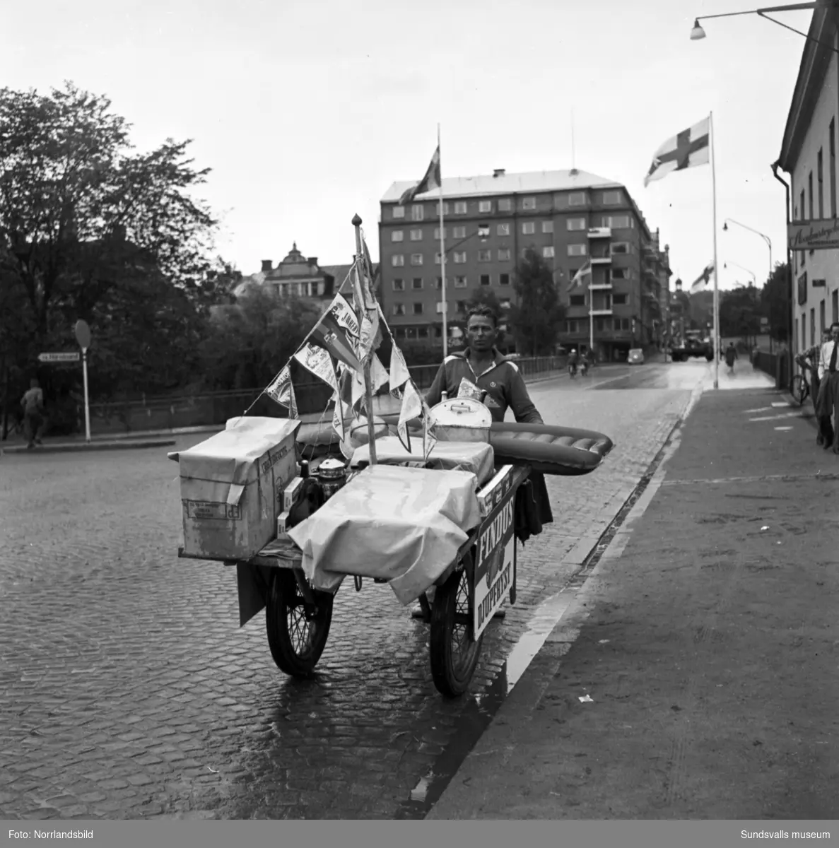 Sommaren 1954 passerade ett udda ekipage Sundsvall. Det var Enock Strandell, levnadskonstnär och lokalprofil från Trelleborg, som efter en vadslagning genomförde en vandring från Haparanda till Trelleborg med sin dragkärra packad med det nödvändigaste.