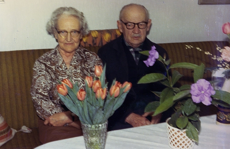 Födelsedag i april början av 1970-talet på Vommedal Östergård 2:41 "Olas", Vita huset på Streteredsvägen 21B. Makarna Judit Johansson (1893 - 1973) och Gustav Johansson (1886 - 1977) som både var lantbrukare och smed.