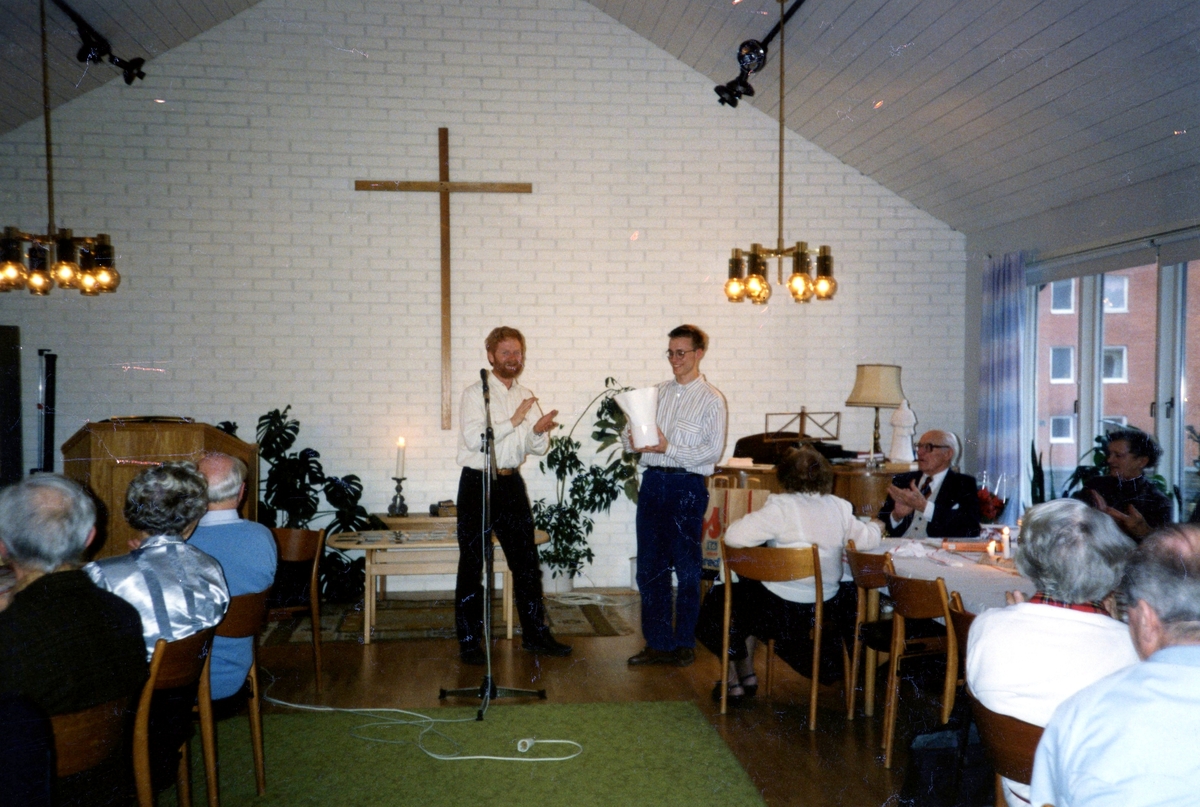 Svenska kyrkan, Kållereds församlingshem, 1990-tal.
Från vänster: diakon Stig-Ove Dahlgren samt organist Mikael Fredén.