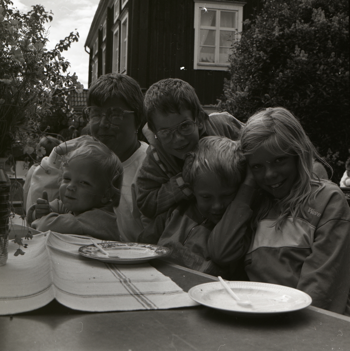 Fikastund under midsommarfirande vid Norrgården, 21 juni 1986.
