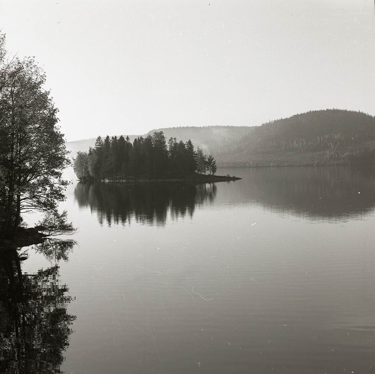 Vy över Mörtsjön i Högsjö, Ångermanland 1974.