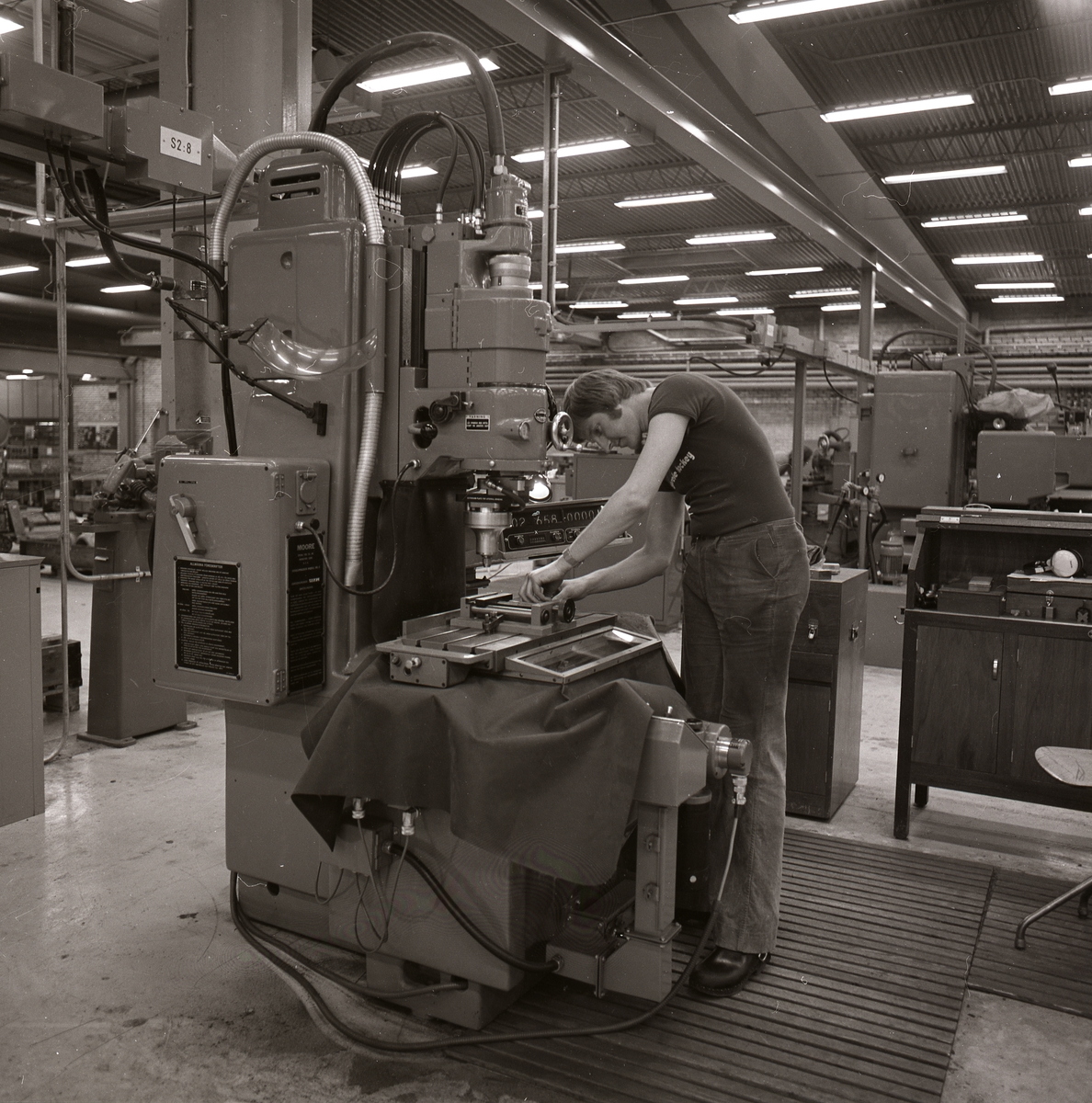 En arbetare vid ASEA -fabriken i Sollefteå den 25 juni 1974.