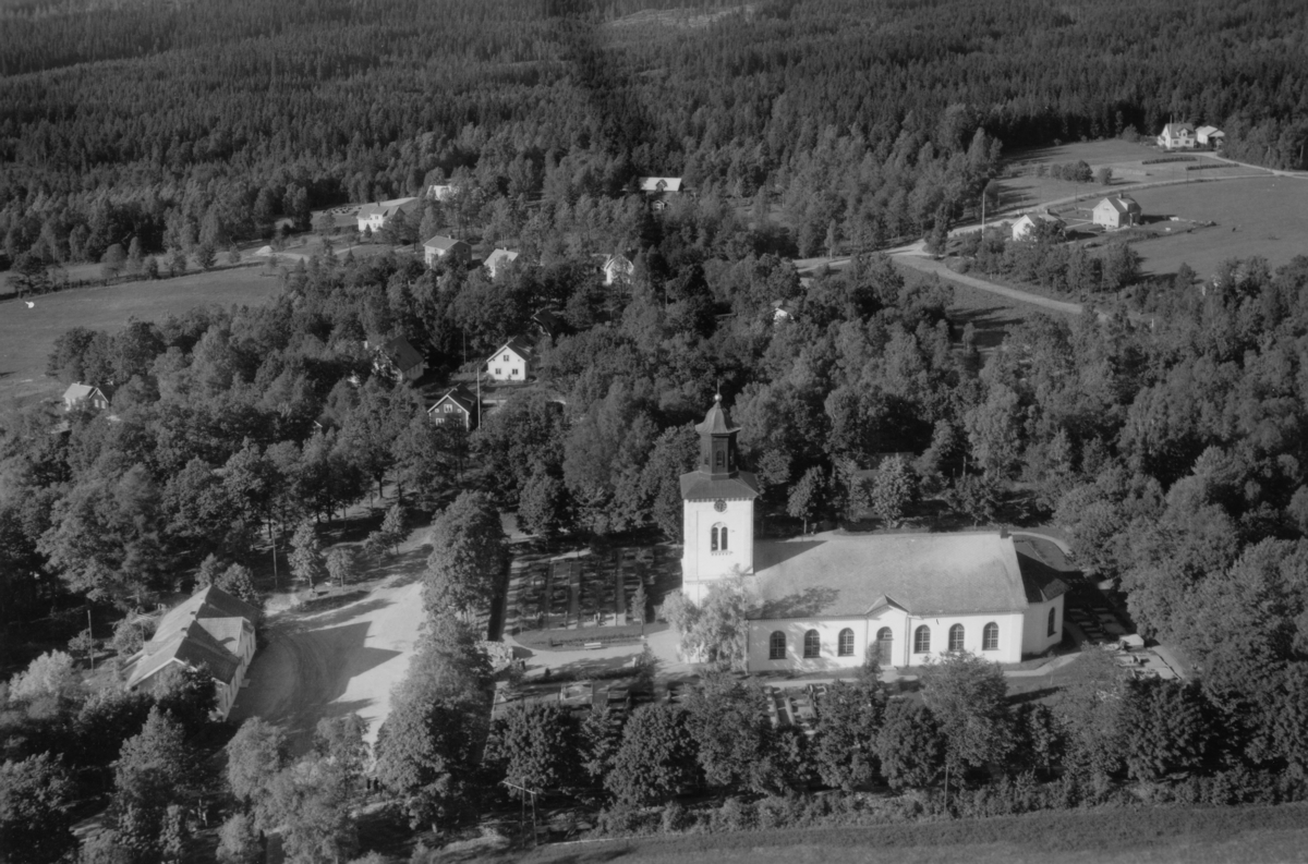 Flygfoto över Åsenhöga kyrka i Gnosjö kommun, Jönköpings län. Nr 1633/1958