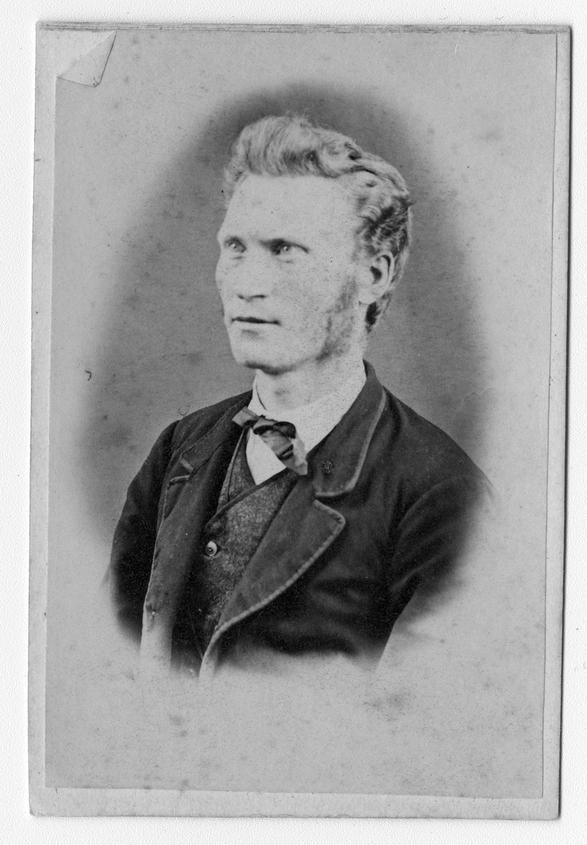 Fotosamling etter fotograf Knut Aslaksen Berdal. f. 1829 Einlaugdalen Vinje, d. 21.01.1895. Portrett. "Aslak som var lærer i Gjøytil og Høydalsmo. flink spillemann som spilte til gjestebud"