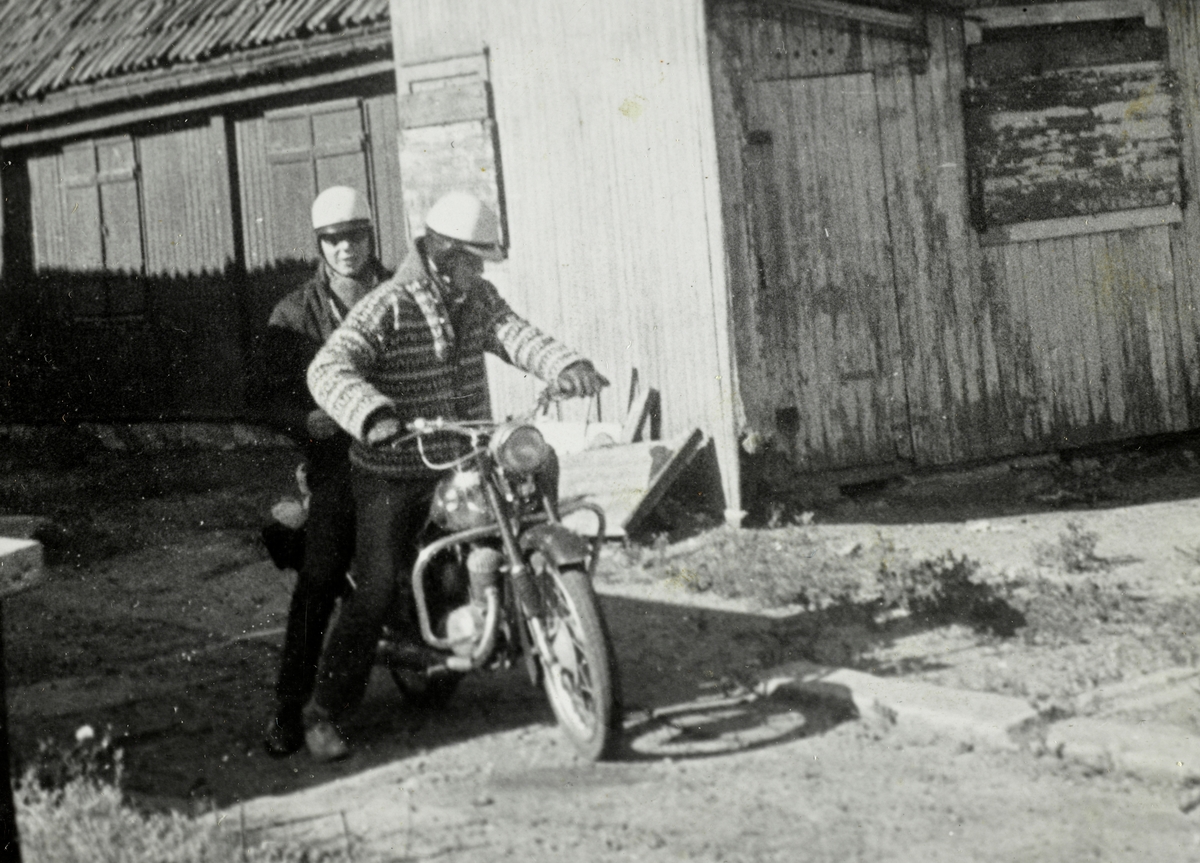 Sigurd Erik Johansen (foran) og Harald M. Karlsen (bak) på tur til Kragerø på motorsykkel, Enerhaugen 1950-tallet.