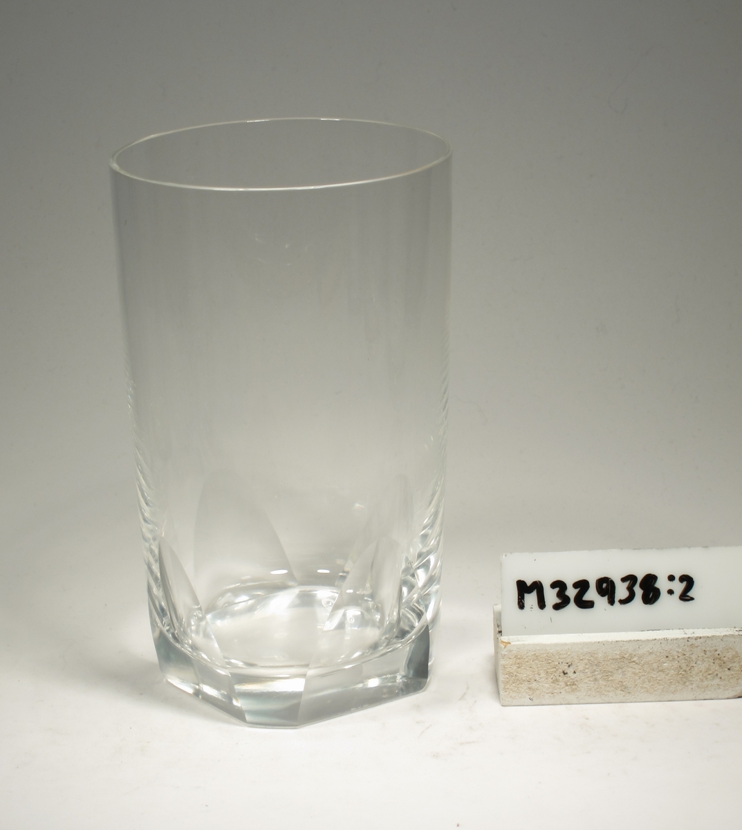 Cylindriskt glas med fyra stora olivslipade bågar på nedre delen.