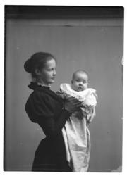 Portrett av fru Minsås med barn fornavn ukjent