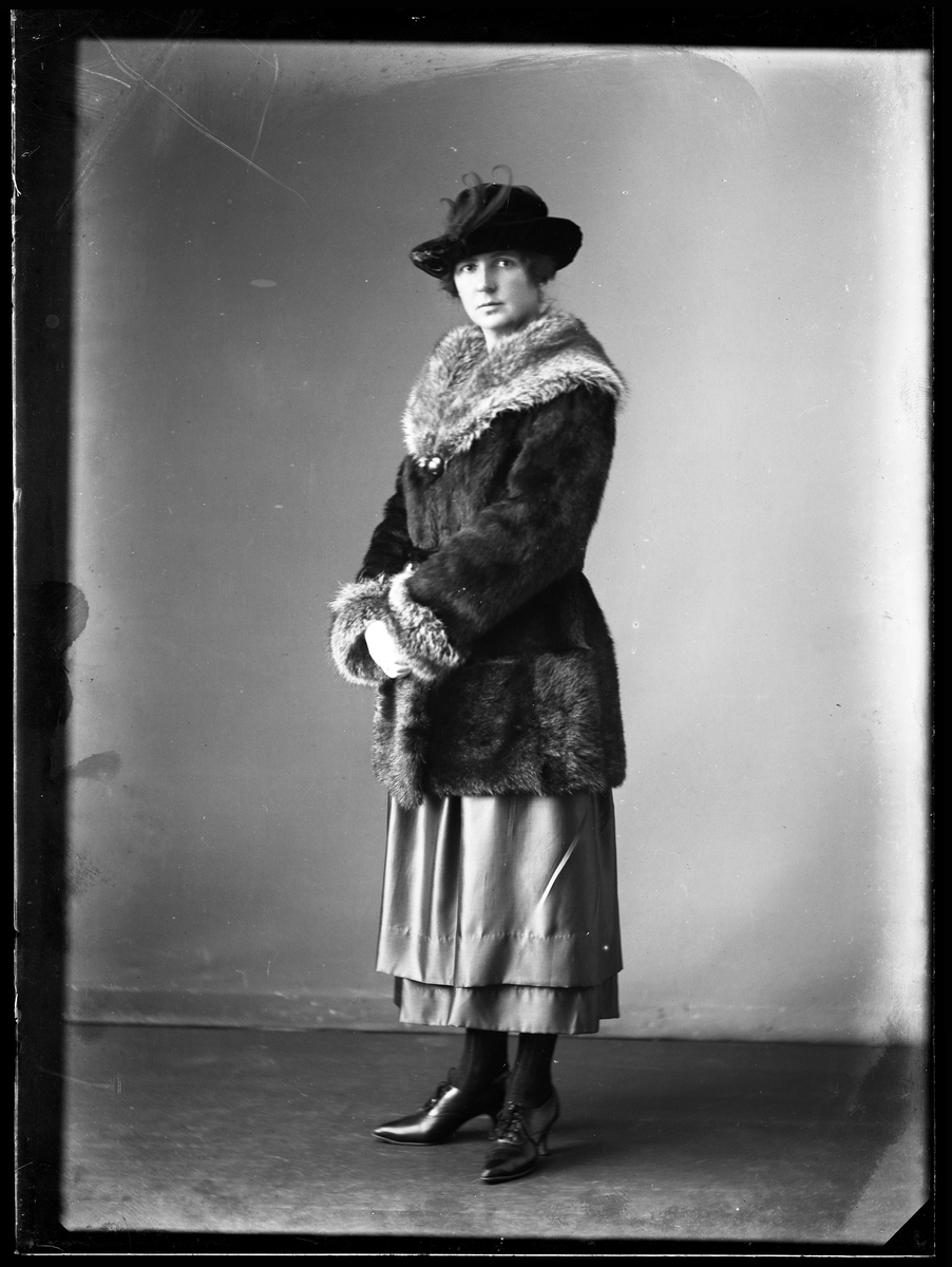 Kvinna i pälsjacka och hatt