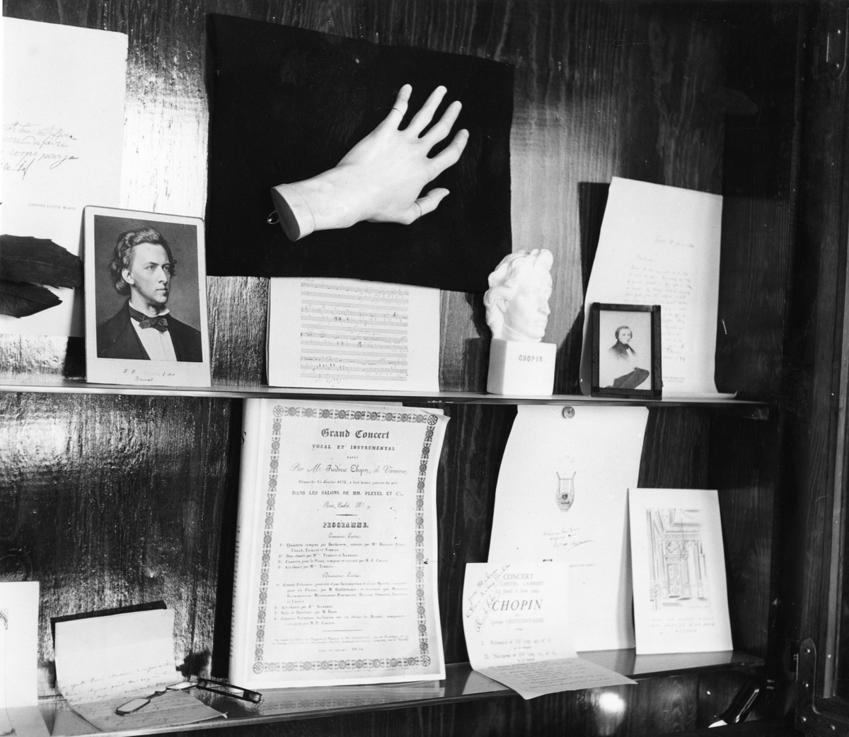 Bilde fra monter i Chopinrommet med diverse bilder og manuskripter. I midten vises en kopi av Chopins venstre hånd.
