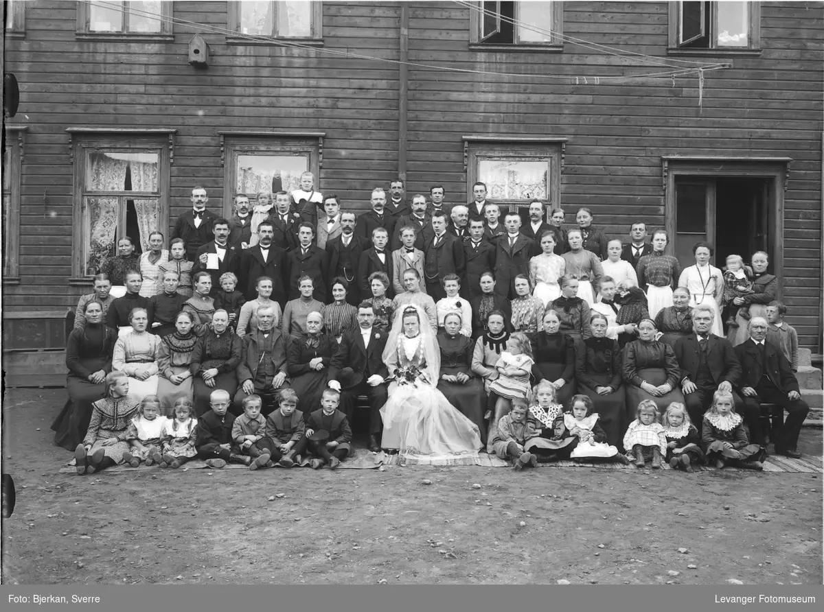 Gruppebilde av gjester i bryllupet til Peder Johannessen Sende og Dorthea Nikoline Kjønstad. Bildet er tatt i Woldgården, Levanger.