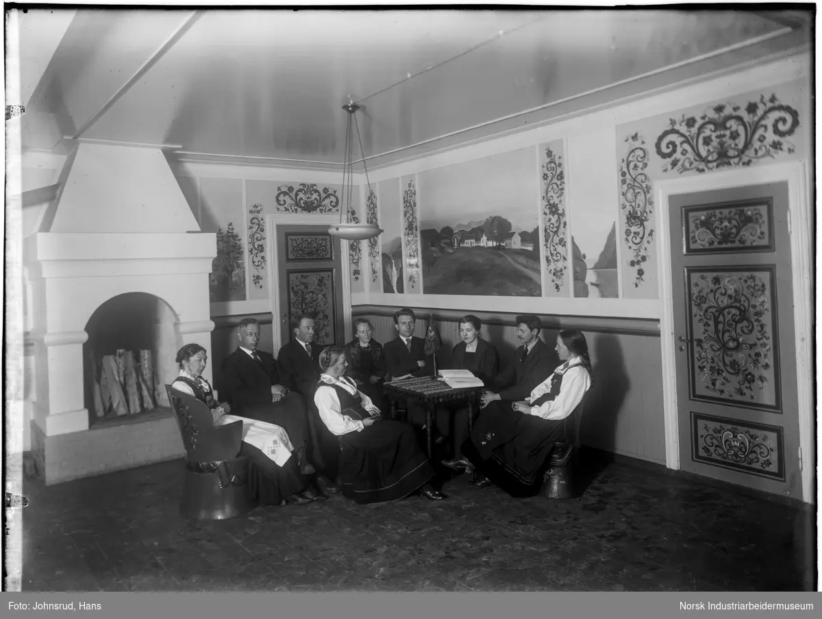 Sagavoll Ungdomskole - 1920 - 1921
Lærergruppe samlet i peisestua