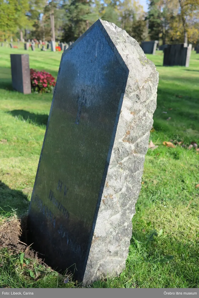 Hidinge nya kyrkogård Inventering av kulturhistoriskt värdefulla gravvårdar 2017, Kvarter J.
