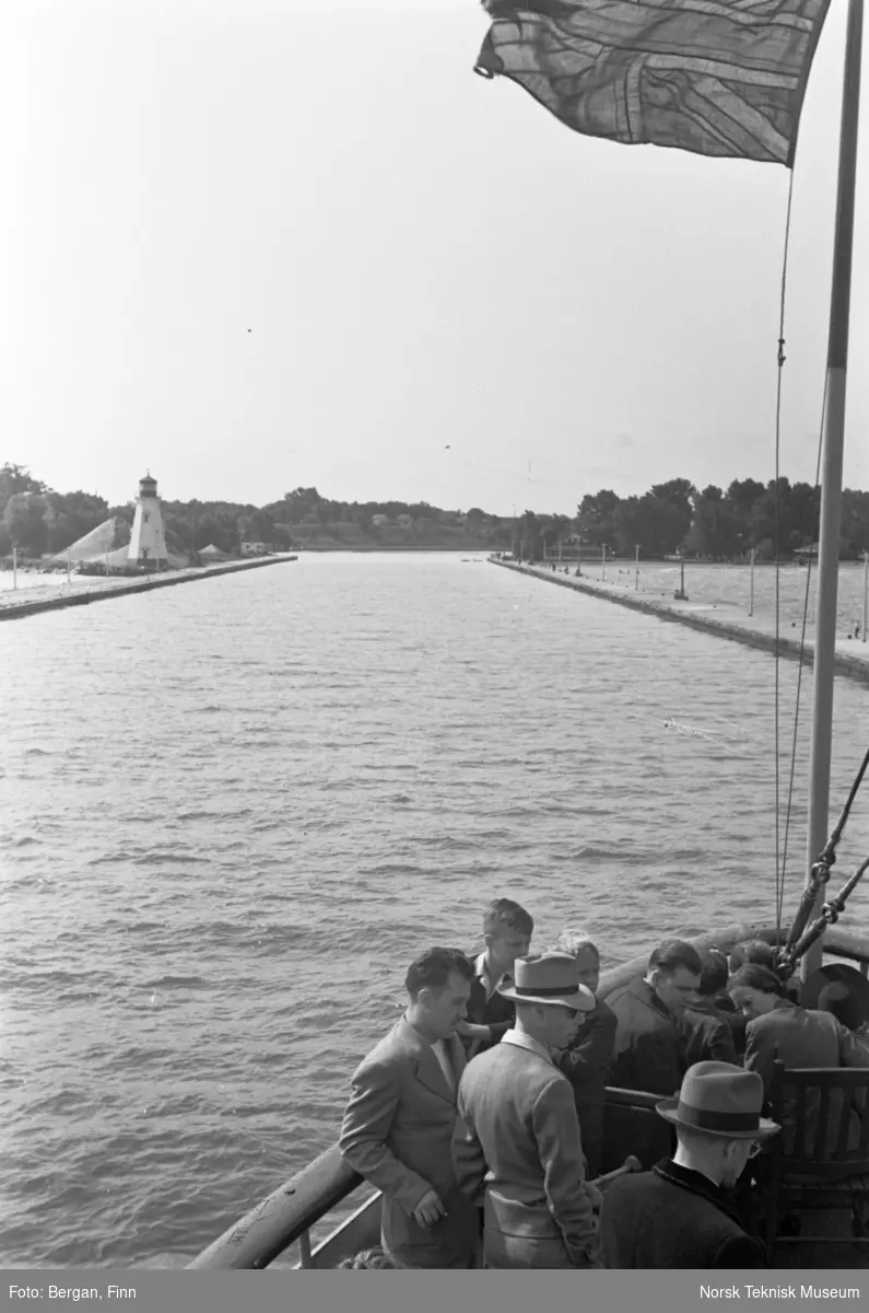 Båt på en kanal en gruppe mennesker ombord