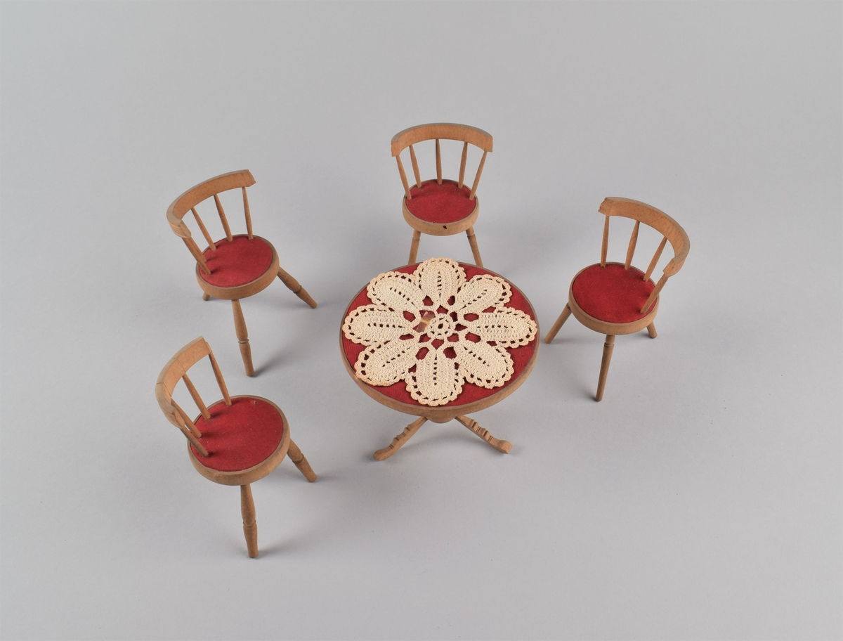 Gruppe av møbler til dukkehus bestående av et rundt bord og fire stoler