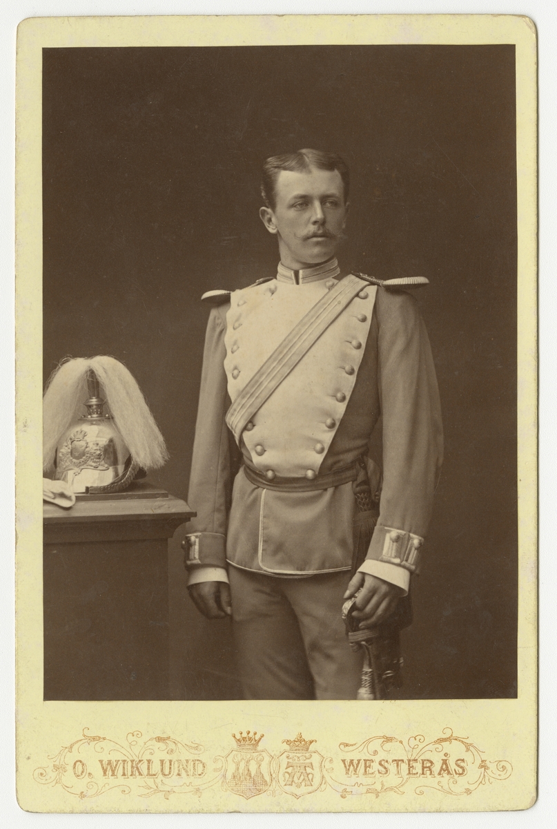 Porträtt av Carl Axel Baltzar Wachtmeister af Johannishus, löjtnant vid Livgardet till häst K 1.

Se även bild AMA.0002050.