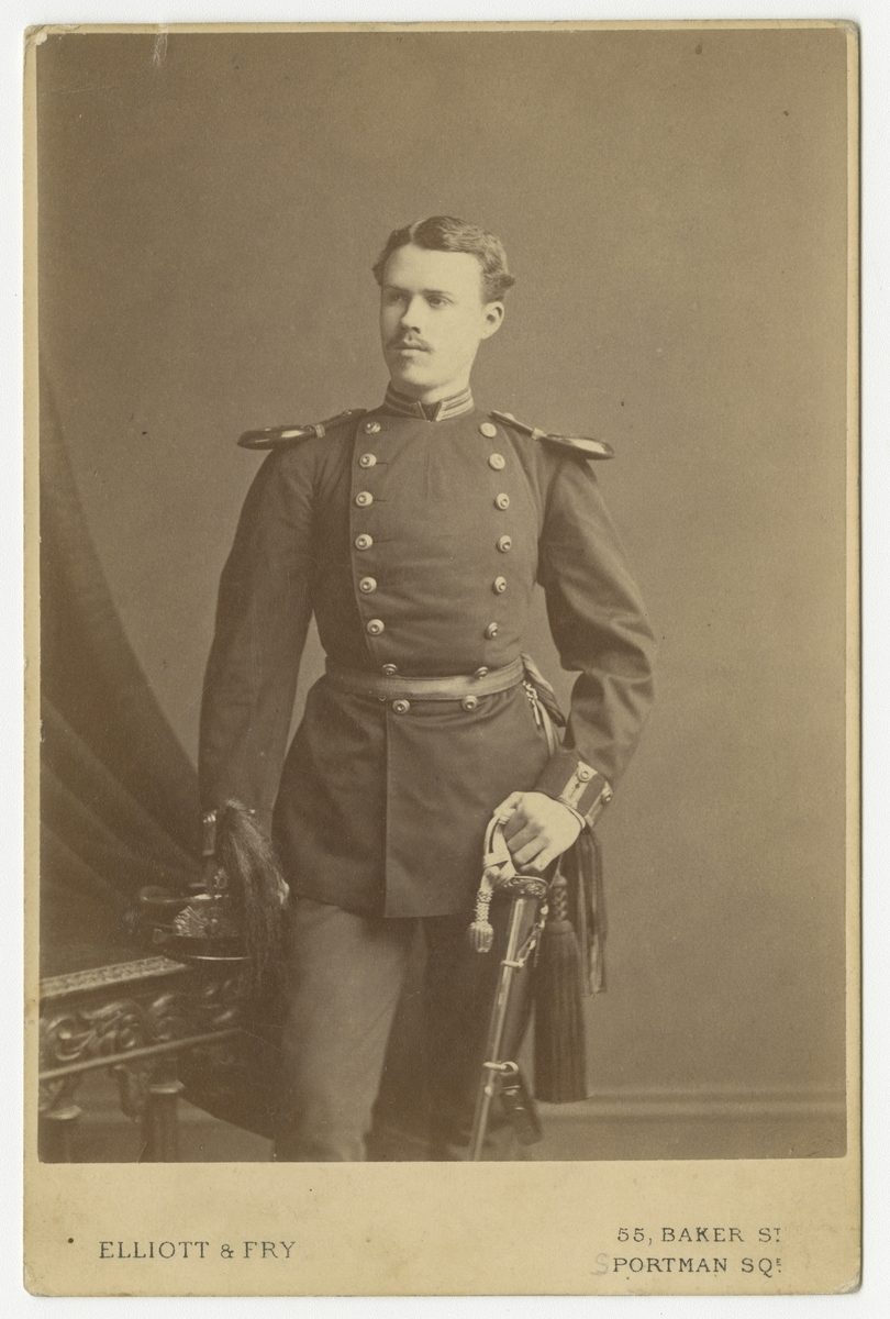 Porträtt av Per Henrik Edvard Brändström, underlöjtnant vid Närkes regemente I 21.

Se även bild AMA.0006889 och AMA.0006892.