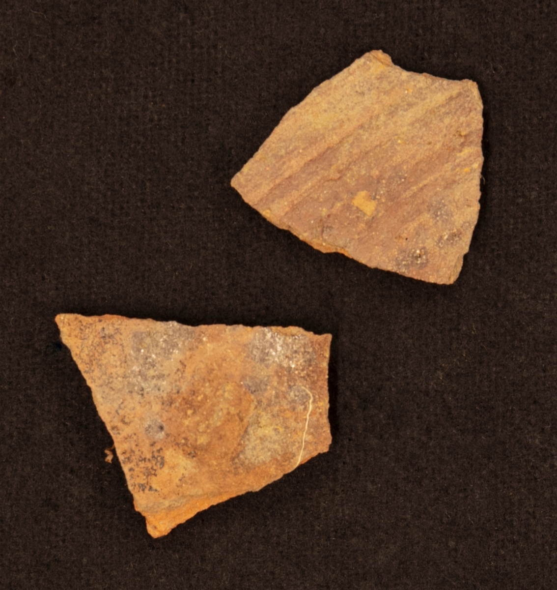 Fragment av buk av lergods. Rödgods med brun glasyr.

Funnen i anläggning S16.
Grävningsledaren ändrade sedan anläggningsbeteckningen i grävrapporten till K16.
Fynden kommer från en arkeologisk utgrävning/schaktövervakning av Brätte 1:8 ledd av Oscar Ortman 2018.